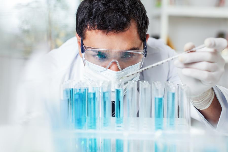 Ecotoxicologie laborant aan het werk met gevaarlijke stoffen